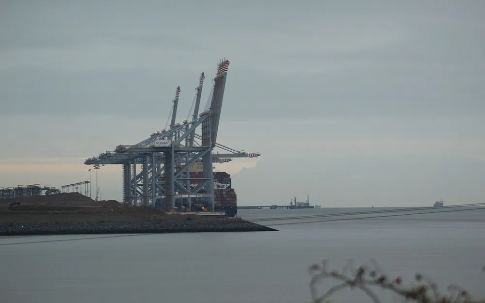 Ship-to-shore container cranes at DP World London Gateway